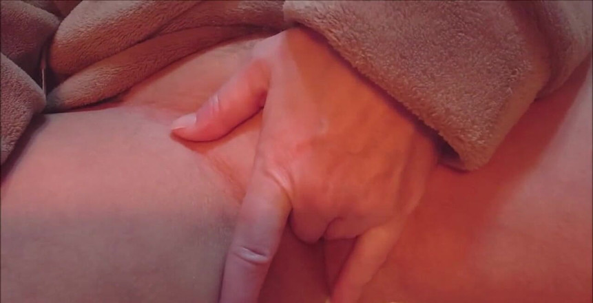 Natalie K: Masturbare cu mine, futându-mă cu degetul și frecându-mă astăzi în baie