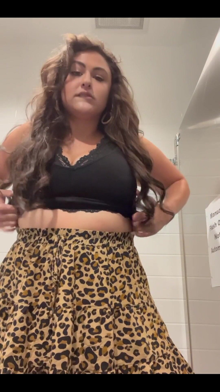 Josie Jaxxon: Pluggar Min Röv På Jobbet