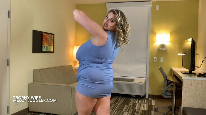 Melon Juggler: Esposa troféu com peitos enormes em um vestido extremamente apertado