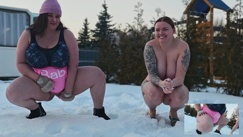 Bastet: Femdom. Dvě prsaté ženy chčijí nahé ve sněhu, pak udělej nahého...