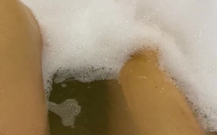 Margo Eden [deactivated]: Vous voulez rejoindre mon bain chaud ?