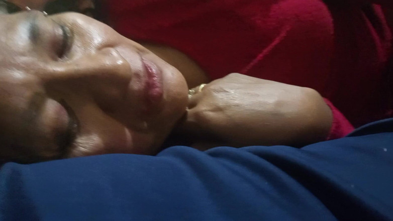 Moo DBOXXX: Моя мачуха накачала мені молоко і хоче ще більше сексу, вона повія