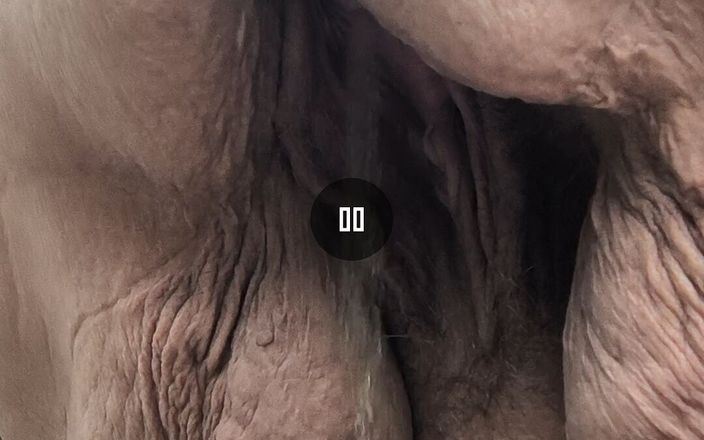 HerculesnVENUS: Cette soubrette coquine dans le bois fait très pipi
