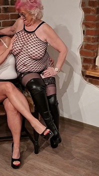 Prsaté zralé lesbičky si navzájem mačkají obrovské kozy