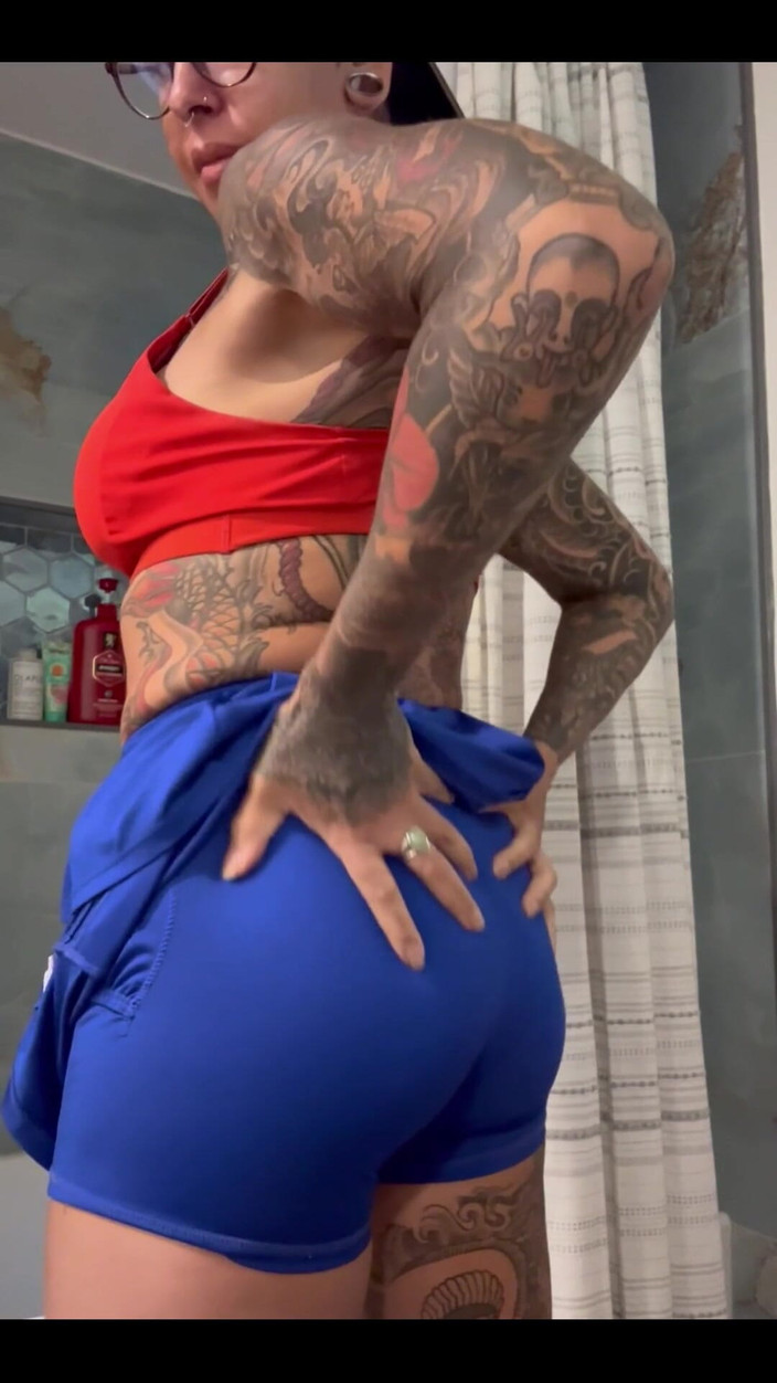 Celine Shore: 체육관에서 벗기