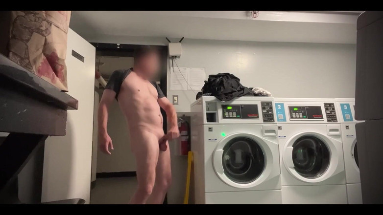 ScottyNaughty69: Nudità mentre me lo accarendo! Quasi beccato!