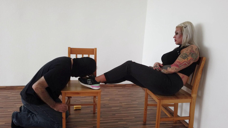 Fetish videos by Alex: Hamba kaki menyembah kaki bertatu