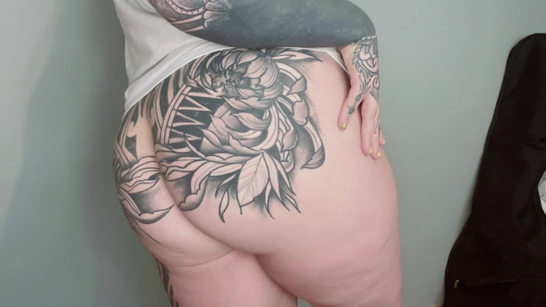 Miss Valentina: Adoração da bunda tatuada