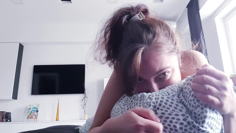 WandaBaby: Hladová kundička hledá způsob, jak dostat obrovský orgasmus polštář hrbící