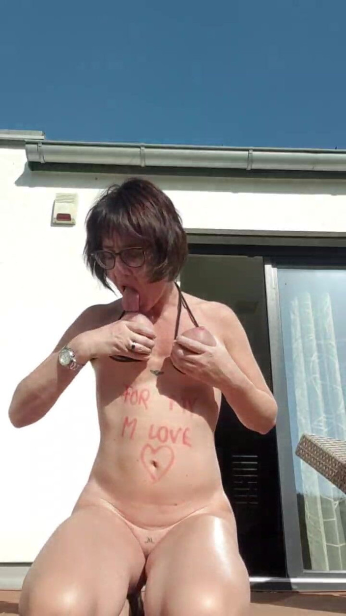 JulieEroticDress: 阴唇上的重量延长