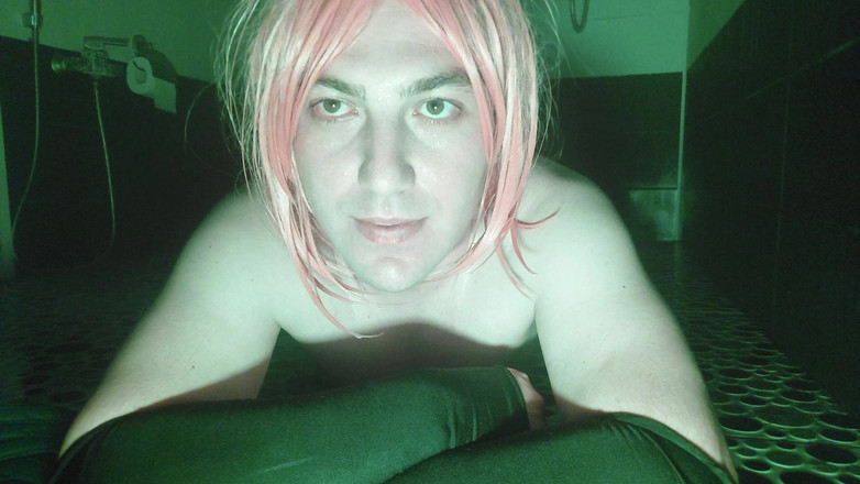 Kitty_Cross: Hezká femboy má koupel barevné osvětlení prostředí velké přírodní kozy