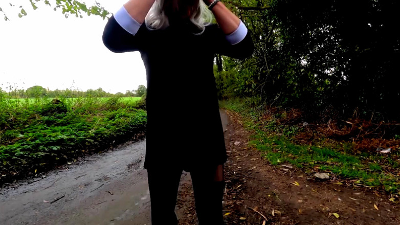 Kellycd2022: Amatérský crossdresser Kellycd2022 v černých šatech a punčochách venku