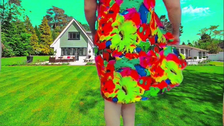 Kitty_Cross: Söt shemale promenader genom trädgården i sommar bris