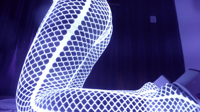 Petite Asian hefburg: 트와일라잇 존 블랙라이트 코스프레