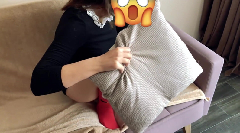 Good_view: Ev arkadaşını mastürbasyon yaparken yakaladım ve boşalmasına yardım etti