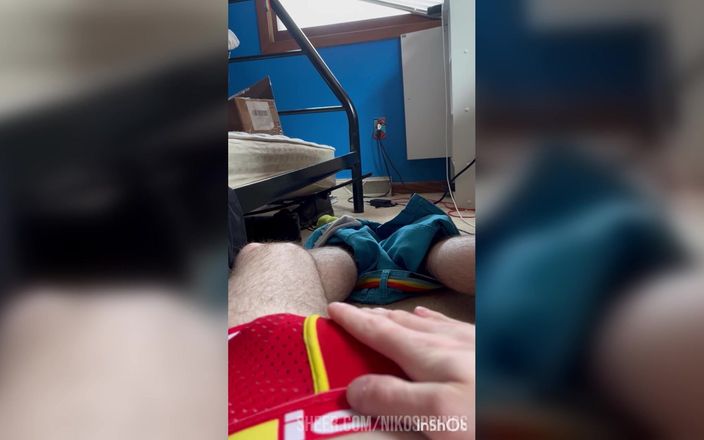 Niko Springs: Ich esse mein heißes twink-sperma