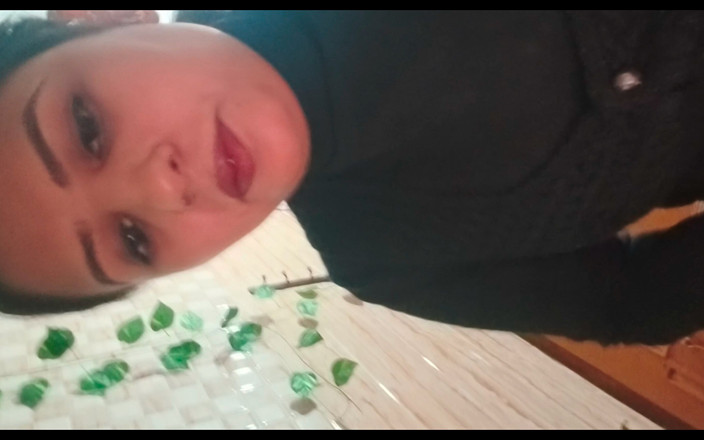 Hot Sis: 화장실에서 옷을 벗는 바비