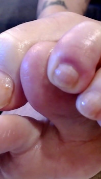 Lange natuurlijke teennagels geoliede voeten