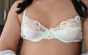 Only bras: Білий мереживний бюстгальтер і атласні рукавички