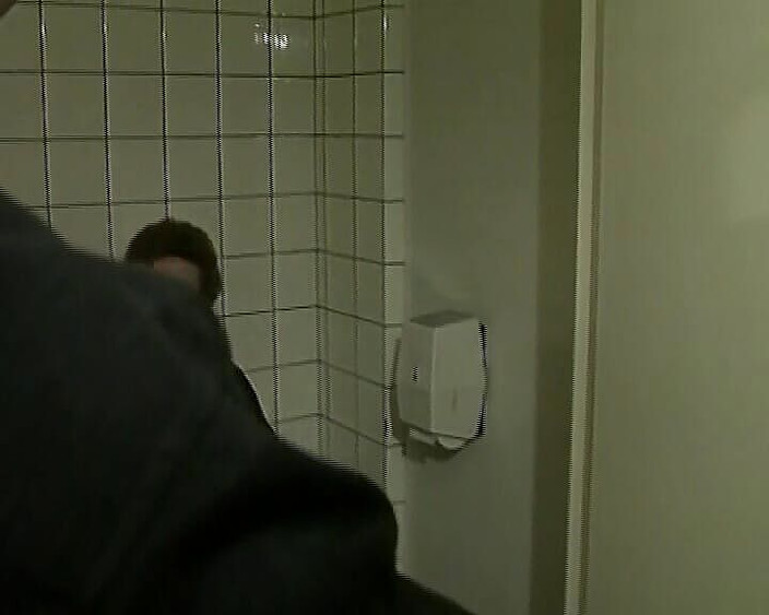 Deutsche Camgirls: Eine alte deutsche dame bekommt ihren mund im badezimmer bedeckt