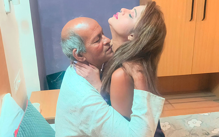 Baby Tina: Bătrân indian desi de la sat surprins făcând sex cu...