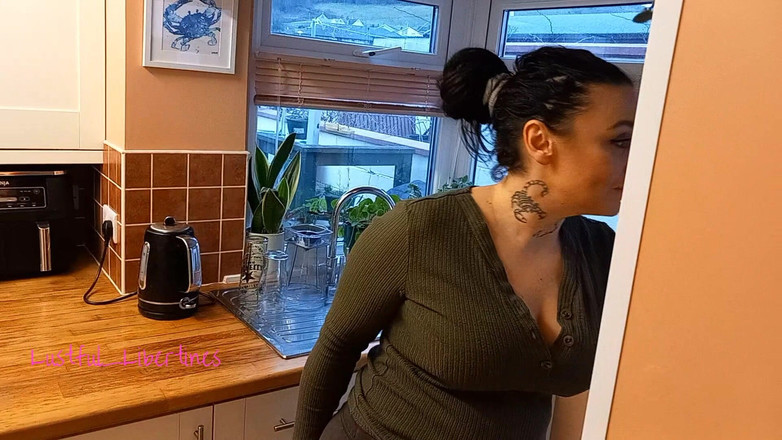 Lustful Libertines: おしっこに必死で、すべてのバスルームが占領されています