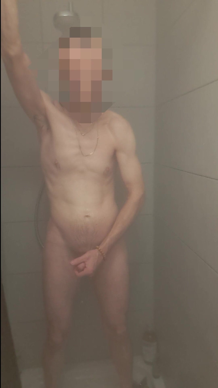 Exckali Bur: 你想要在淋浴时被困住，并在你那里接受我的，所以好好享受一下