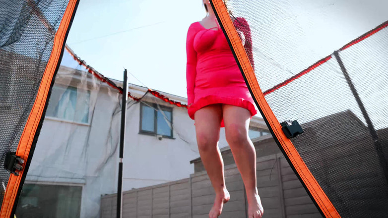 JessieHH: Тренировка мамочки батутом, sfw бесплатно 4K