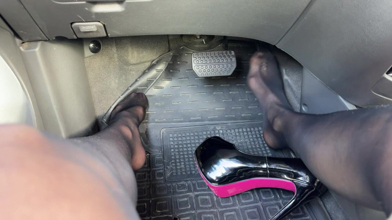 DINA LIGHT: 우크라이나 여신과 페달 펌핑