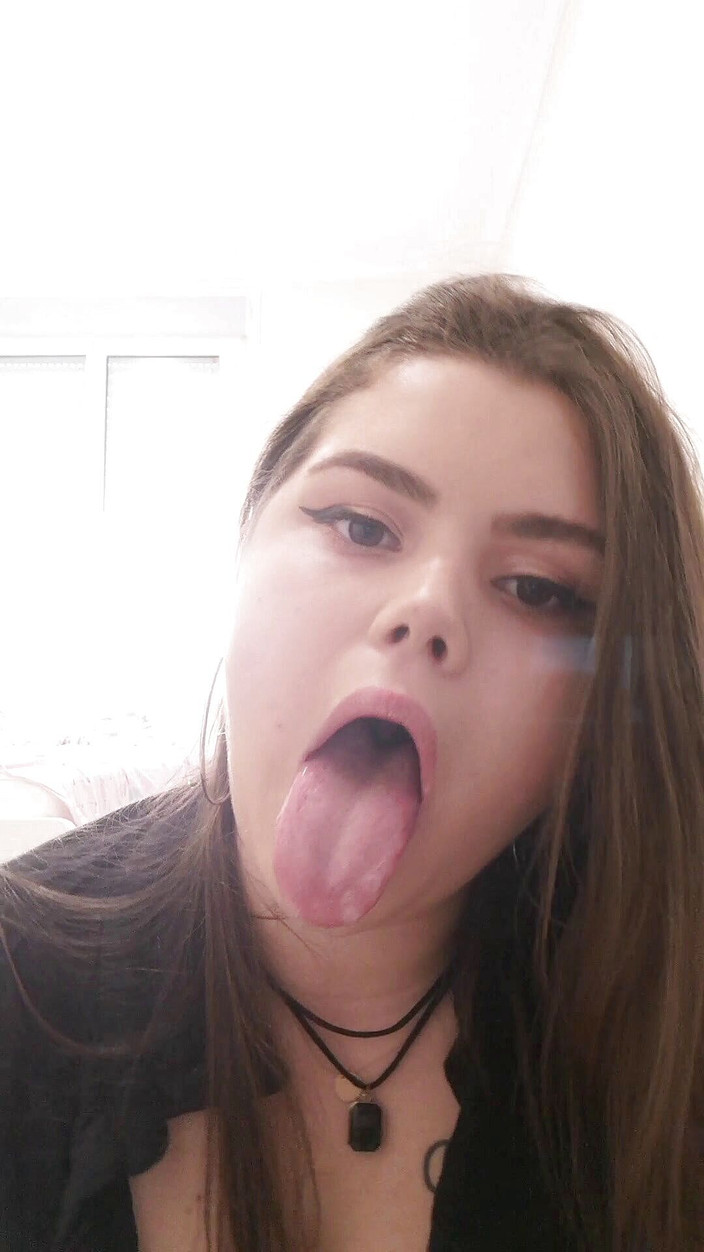 Your fantasy studio: Ahegao con un cetriolo