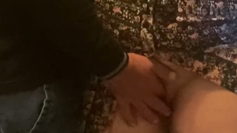 Niki studio: Aku lagi asik fingering memekku di depan orang asing di...