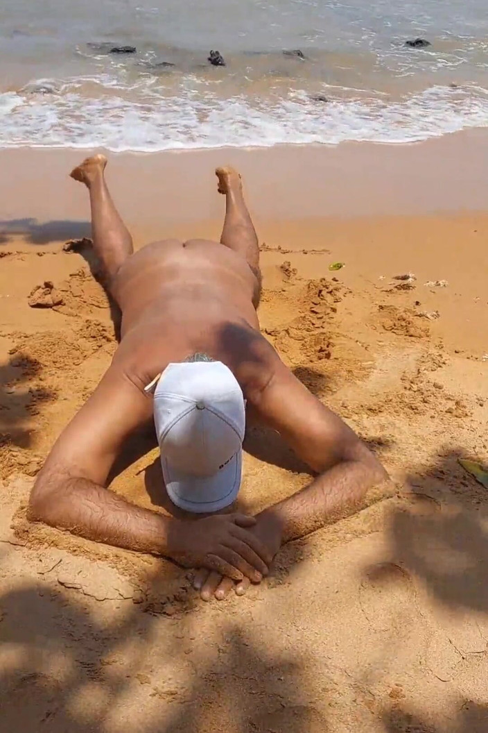 Ladysilvas: Ladysilva pokazując swoją gorącą dupę na plaży nago