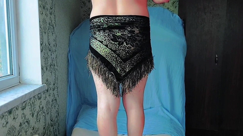 Kitty_Cross: 穿着膝盖高袜子和裙子的可爱女郎跳舞