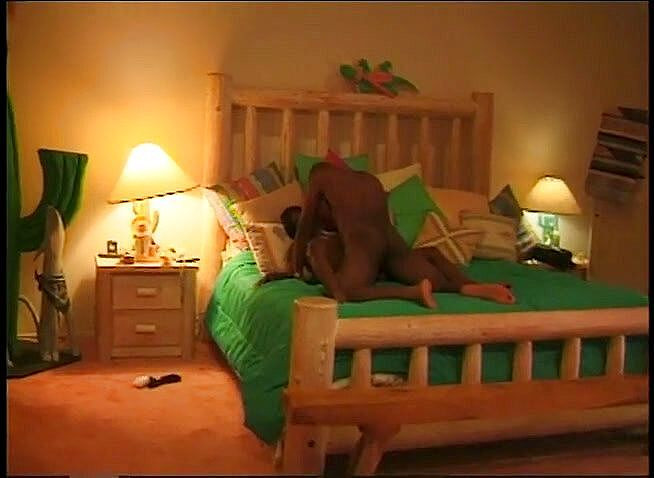 VOP Ebony Babes: Une black aux petits seins se fait baiser par son...