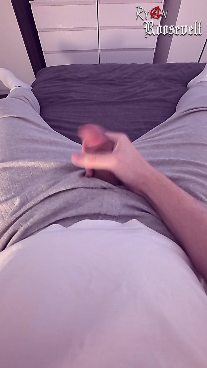 Ryan Roosevelt: Guardare il porno porta a una sborrata rumorosa dopo una...