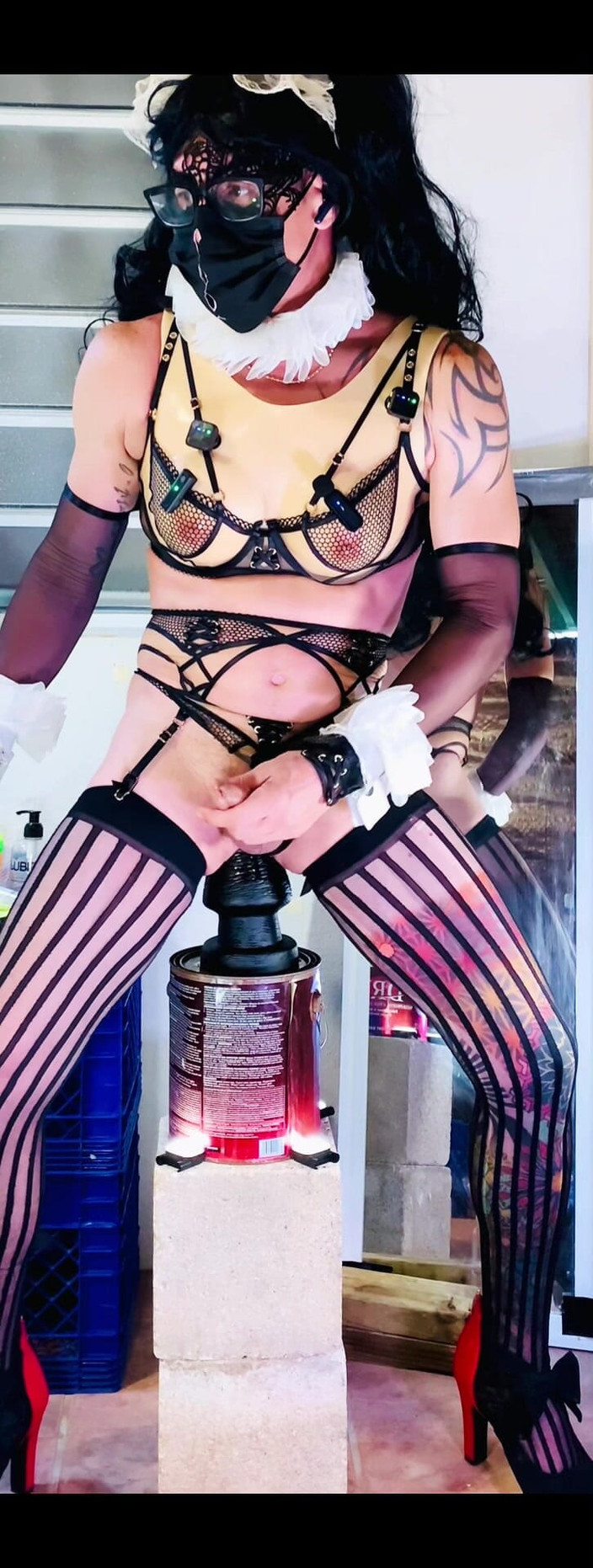 Benito414: Фембой в сексуальном нижнем белье скачет на большом черном дилдо