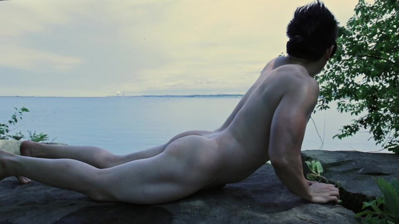 barenakedboy: 背中に太陽が当たり、足元には湖が広がり―腕立て伏せをいくつかこなし、まるで自分の場所のように体を伸ばして動いた