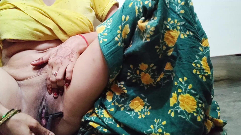 Your Puspa: 阴户干净无毛的印度德西女孩