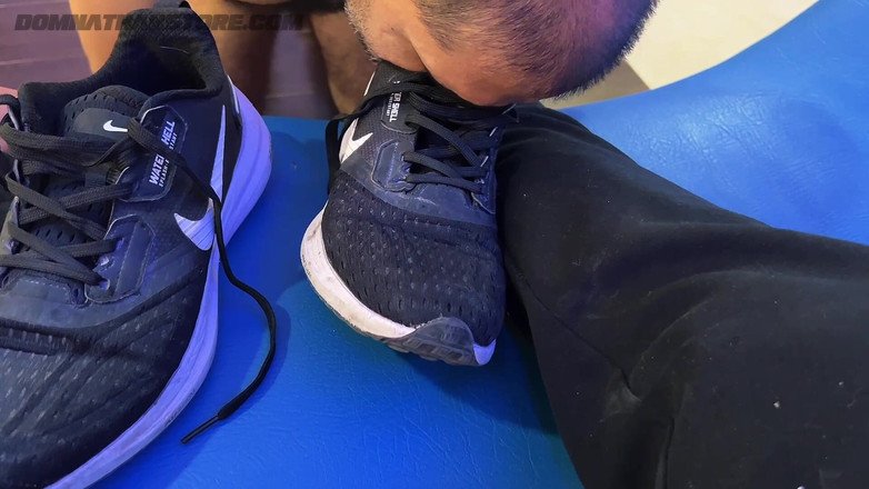 Smoker Master: Uctívání nohou Submisivní otrok polyká tekutiny