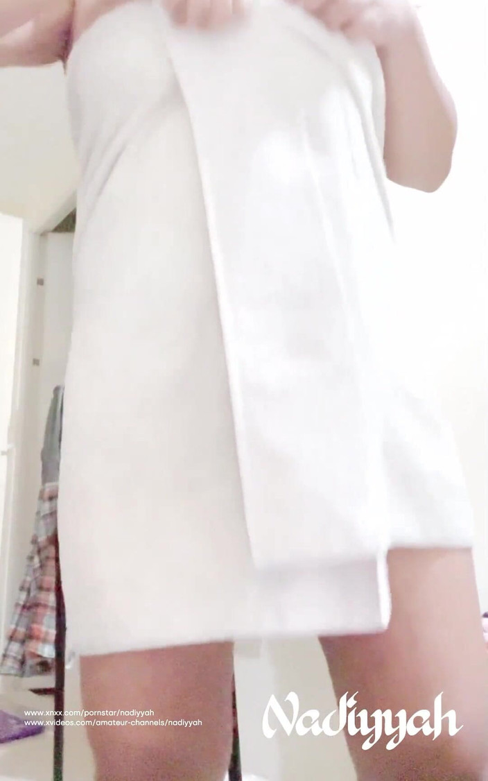 Priya Emma: 彼女の大きな自然のおっぱいと毛深い猫を示すアラビア語の女性