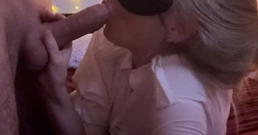 HungOutWet: Sweetits milf żona ssie, zostaje rozebrana i wcierana w cipkę