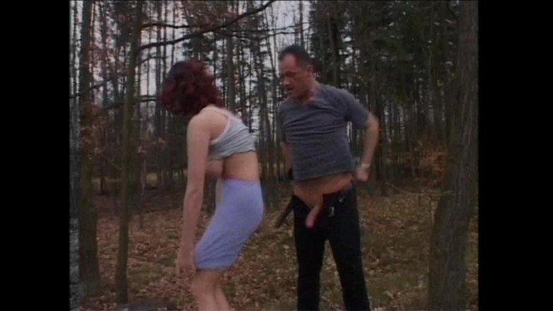 The Hunter Collection: 小さなおっぱいの若い赤毛の女の子が2つの大きな黒と白のコックに小便をし、犯されました