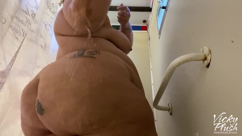Vicky Plush: Worphip me in the shower
