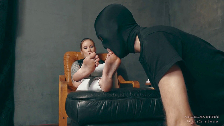 Cruel Anettes fetish world: Limpador de sandálias