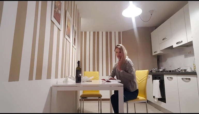 Erotic Tanya: Ragazza che legge e scoreggia intensamente