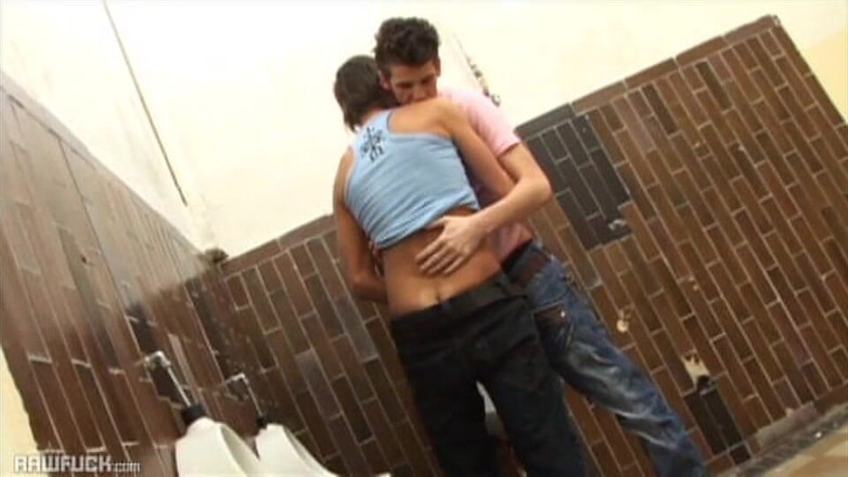 Raw Fuck: Хардкорна уринальна дія старшої школи
