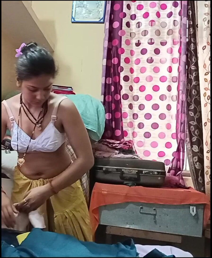 sashaa: Indiancă Bhabhi își schimbă rochia