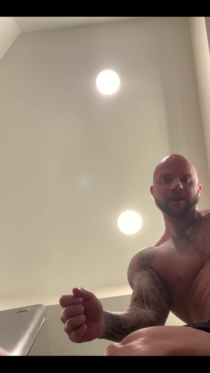 Jasons feet: Líbí se mi být obrem a používám tě, jak chci