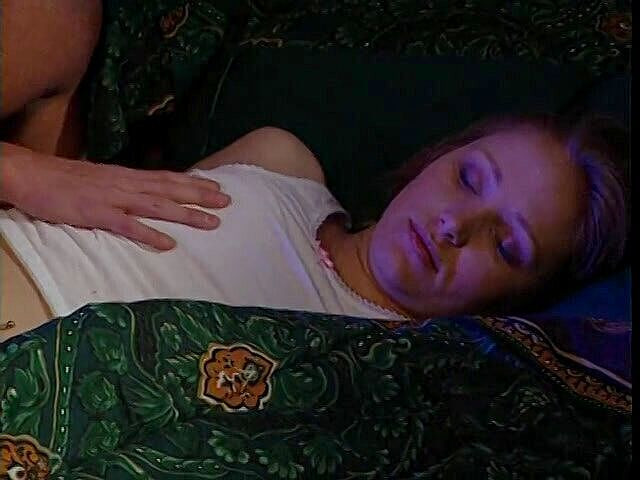 Teen Seduction: Remaja cantik dengan pepek bertindik dikongkek dengan betul