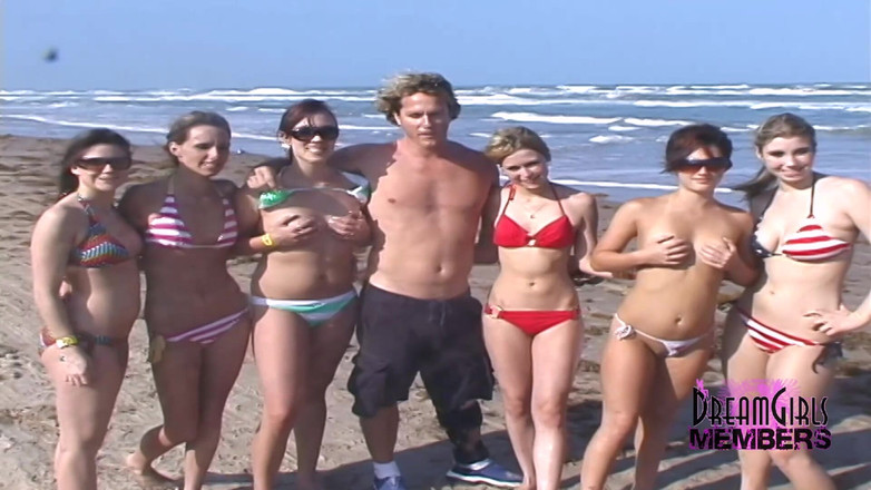 Dream Girls: Le ragazze del college si spogliano nude durante le vacanze...